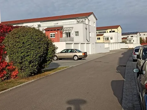 Wohnstraße mit mehreren von uns betreuten Mehrfamilienhäusern im Herbstlicht.
